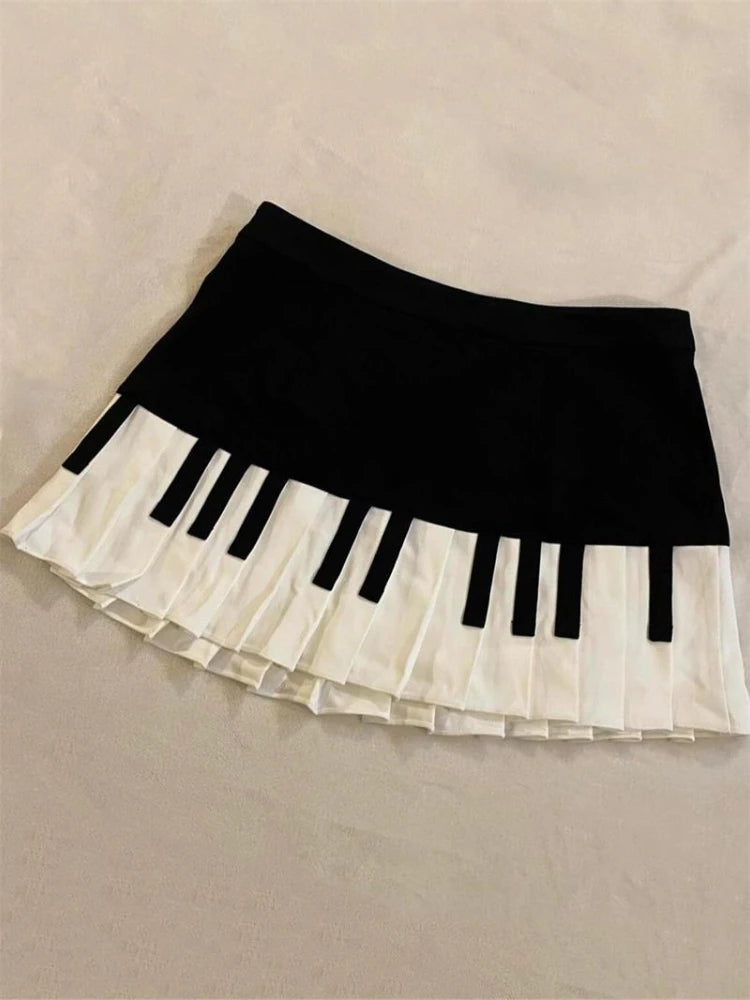 Saia curta feminina primavera preto e branco emendada 2025 Y2K design fino Harajuku mini saia feminina estilo império coreano chique saia piano
