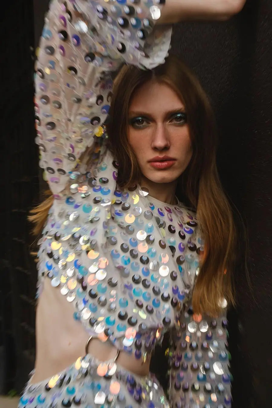 Vestido novo primavera/verão 2024, moda feminina, cor sólida, lantejoulas, manga flare, vestido feminino sexy, gola redonda, irregularular Mini Dress